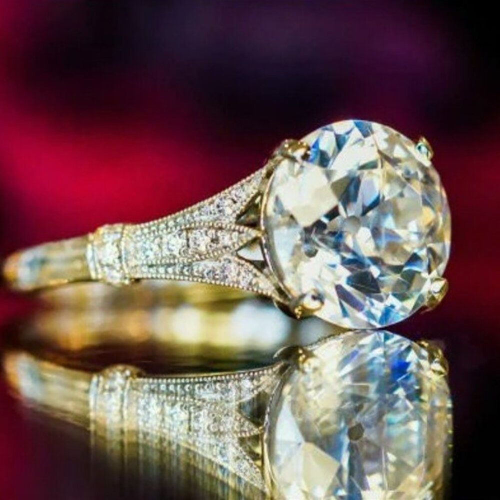 Timeless Silver and White Diamond Ring with Pavé Detailing